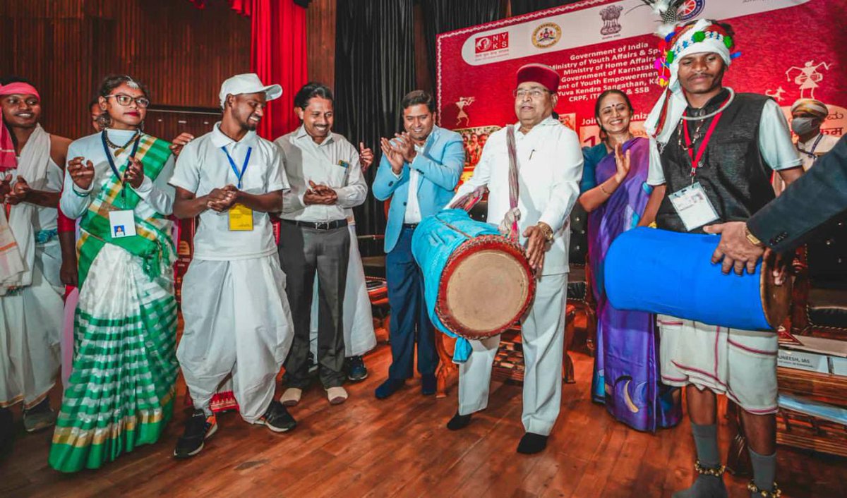 mybkarnataka's tweet photo. Inaugural Function of 14th Tribal Youth Exchange Programme  (200 youth) in the presence of Hon’ble Governor @TCGEHLOT , @shalinirajnish Shri. M P Mullai Muhilan, IAS commissioner DYES.@Nyksindia @ministryofhome1 @dyesdept @YASMinistry @mullaimuhilan @nykskarnataka @nykssouthzone https://t.co/blDfwnmkY7