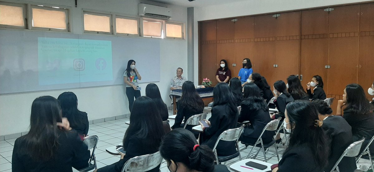 SantEgidioID's tweet photo. Berbagi suka cita #santegidio di Akademi Sekretari dan Manajemen Don Bosco #perkenalan #presentasi #pemudadamai #YouthforPeace https://t.co/yIGdhuh9xF