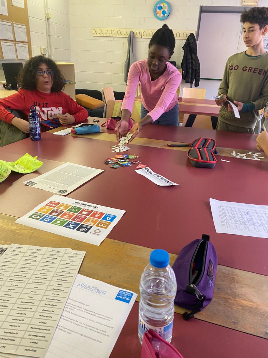 IRocagrossa's tweet photo. L'alumnat del SIEI s'ha sumat a la celebració del Dia Mundial de la Infància organitzada per @unicef_es
Aquest és un esdeveniment que se celebra en tot el món i és un dia en què els nens, nenes i adolescents prenen la paraula. #dretsiemociones #educadrets #DiaMundialdelaInfancia https://t.co/JM3Xs0h3Cp