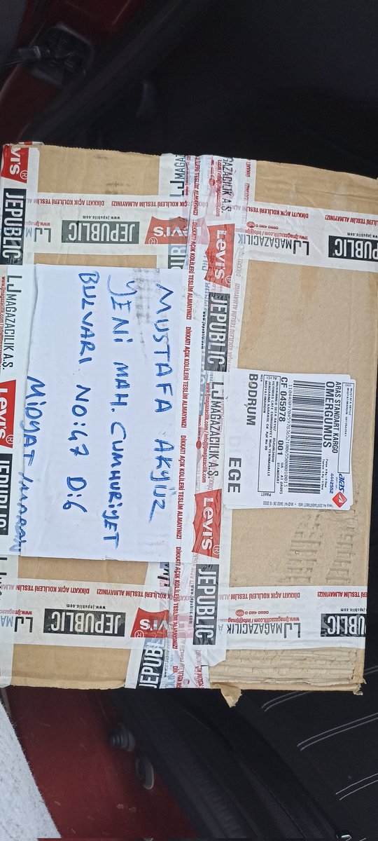 Benim yazdığım adresi silip üstüne 5 sene önce kullandigim adresi yazan ve utanmadan iade ücreti alan kurum <a href="/araskargo/">Aras Kargo</a> işlerini kesinlikle düzgün yapmiyorlar ve telefona bile kimse çıkmiyor...