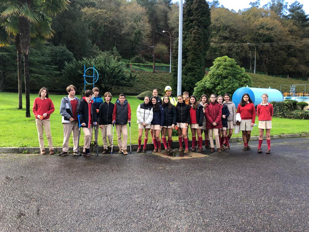veolia_galicia's tweet photo. 🧐 Como se depura e potabiliza a auga? O alumnado de 2º da ESO do @cm_peleteiro visitou esta mañá a EDAR de Aríns e a ETAP do Tambre no @PazoDeRaxoi e puideron ver como se xestiona o ciclo da auga e atopar resposta para estas e moitas máis cuestións. Moitas grazas pola visita! https://t.co/l7KPn3LIz6