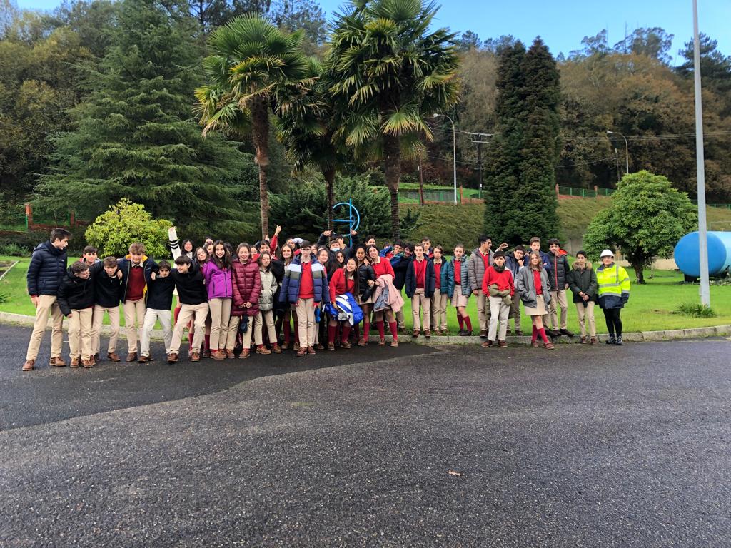 veolia_galicia's tweet photo. 🧐 Como se depura e potabiliza a auga? O alumnado de 2º da ESO do @cm_peleteiro visitou esta mañá a EDAR de Aríns e a ETAP do Tambre no @PazoDeRaxoi e puideron ver como se xestiona o ciclo da auga e atopar resposta para estas e moitas máis cuestións. Moitas grazas pola visita! https://t.co/l7KPn3LIz6