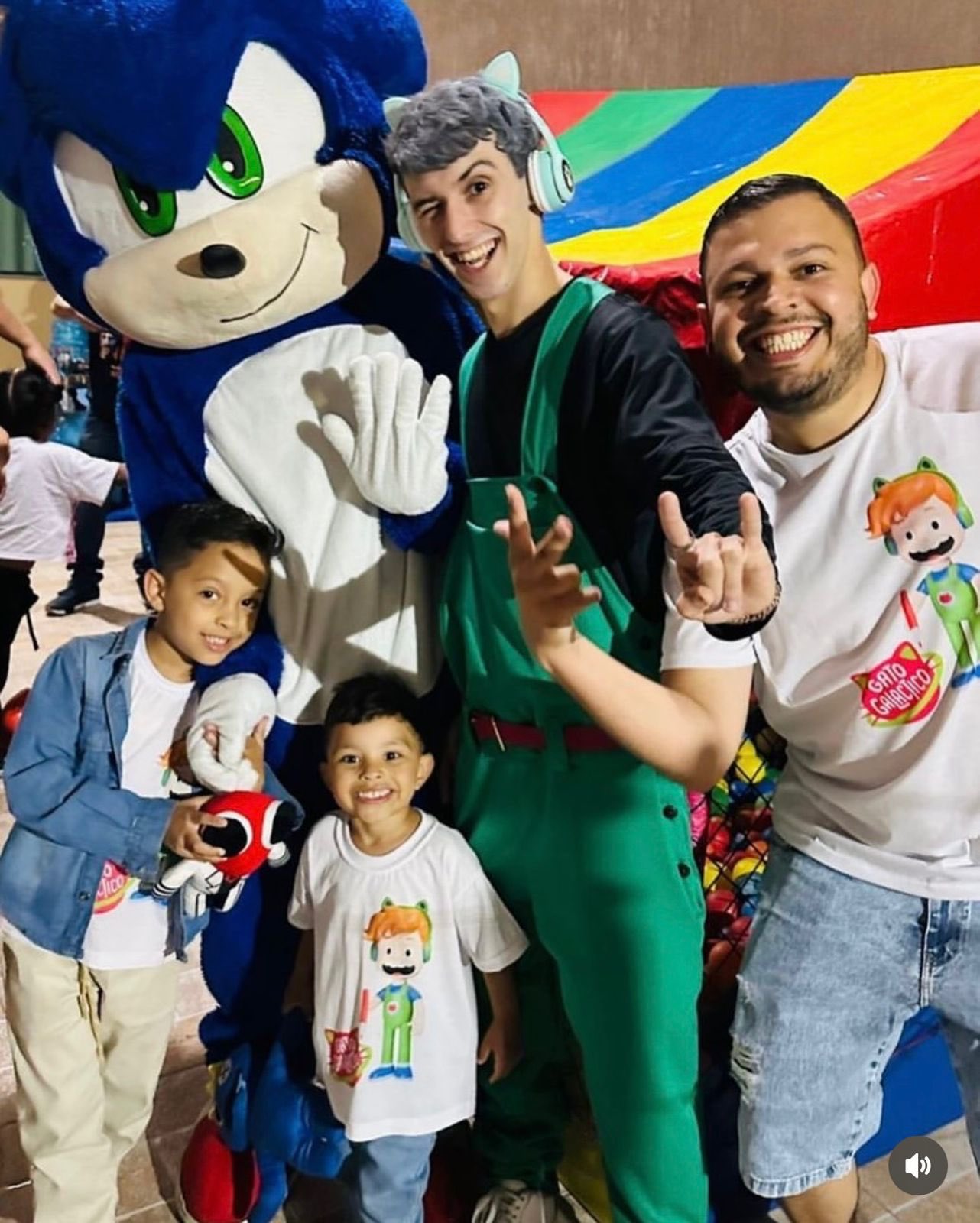 Ronaldo Souza on X: Foi encontrado o Cover do Gato Galáctico fazendo  festas infantis pelo Brasil O que vocês acham disso?   / X