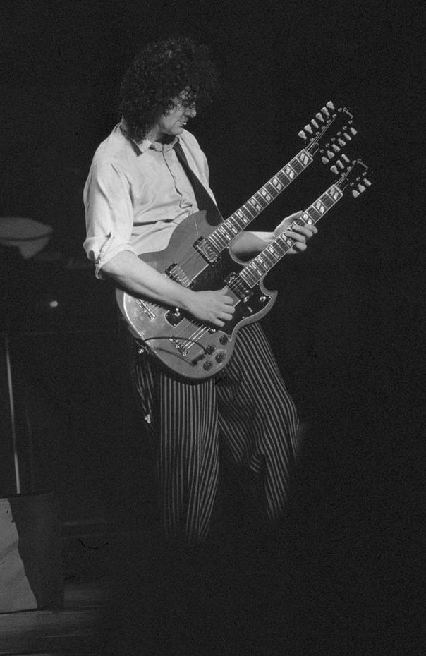 SukursalRock's tweet photo. On this day, November 21st, 1988, legendary Led Zeppelin's guitarist Jimmy Page performed live on his first ever solo tour at The Hummingbird in Birmingham, England in UK, with John Miles and John Bonham's son, Jason Bonham. #JimmyPage #FirstSoloTour #RockHistory #Legend #RockOn https://t.co/gcKXRKwRti
