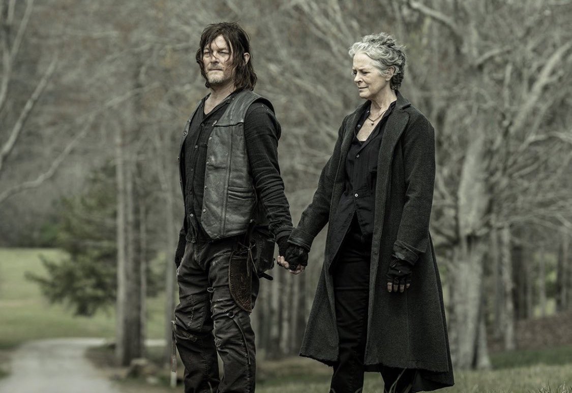 Venían del lago caminando de la mano. 
ODIO TODO, POR QUÉ NO PUEDEN SER FELICES???? DIOS, ESTOY HARTA 😭 ESTOY TRISTE, APARTE ESTÁ LLOVIENDO EN BUENOS AIRES 😭😭😭😭😭