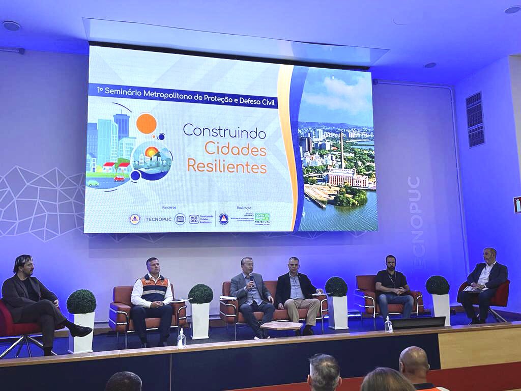 Na manhã desta segunda-feira (21), participo como um dos palestrantes do 1º Seminário Metropolitano de Proteção e Defesa Civil: Construindo Cidades Resilientes, realizado pela Defesa Civil de Porto Alegre.