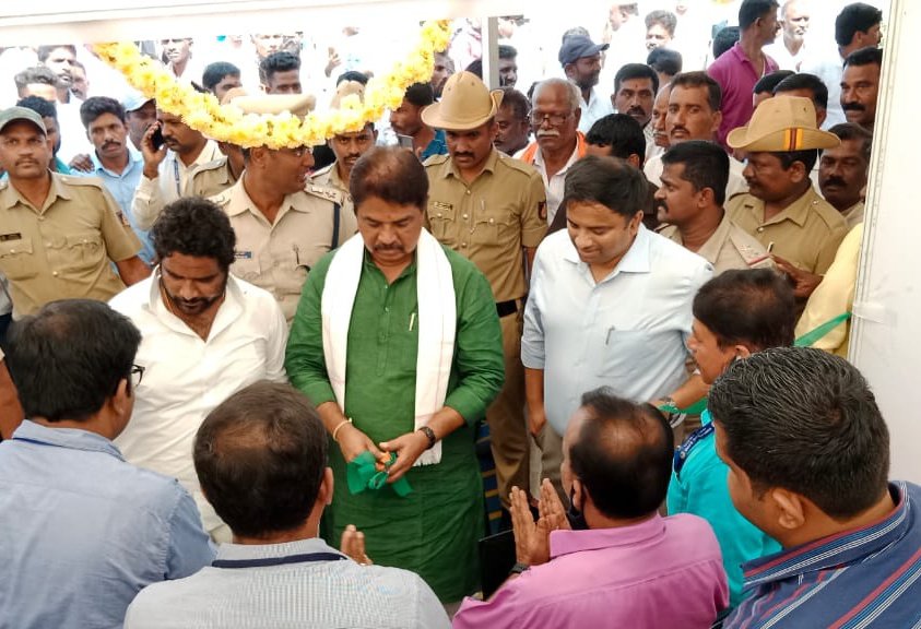 WorkersBoard's tweet photo. ಮೈಸೂರು ಜಿಲ್ಲೆ ಹೆಚ್ ಡಿ ಕೋಟೆ ತಾಲೂಕಿನಲ್ಲಿ ನಡೆದ 'ಜಿಲ್ಲಾಧಿಕಾರಿಗಳ ನಡೆ-ಹಳ್ಳಿಯ ಕಡೆ' ಕಾರ್ಯಕ್ರಮದಲ್ಲಿ ಮಂಡಳಿಯ ವತಿಯಿಂದ ನೋಂದಾಯಿತ ಕಟ್ಟಡ ಕಾರ್ಮಿಕರಿಗೆ ವಿವಿಧ ಸೌಲಭ್ಯಗಳನ್ನು ಮಾನ್ಯ ಕಂದಾಯ ಸಚಿವರಾದ ಶ್ರೀ @RAshokaBJP ಅವರು ವಿತರಿಸಿದರು.

#Mysuru #HDKote #KBOCWWB #ಶ್ರಮಮೇವ_ಜಯತೇ #ToolKitDistribution https://t.co/fERhR2fKJj
