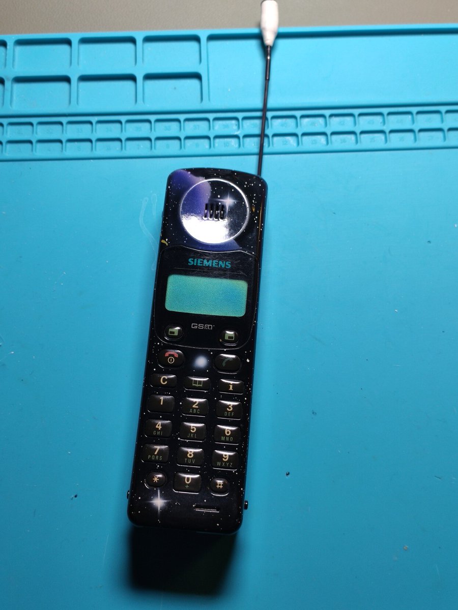alpentarn's tweet photo. #OldThing #AlteTechnik Wer kennt es noch? Siemens Handy mit ausziehbarer Antenne 😂 Spez.-Lackierung. Funktioniert noch, nur der Akku ist hinüber. https://t.co/p9DcgX0Krn