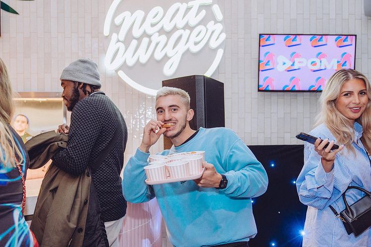 pomdating's tweet photo. Aint no party like a @pomdating x @NeatBurger_ party 💃

See you guys at the next one 😏 https://t.co/pwcGkcliSb