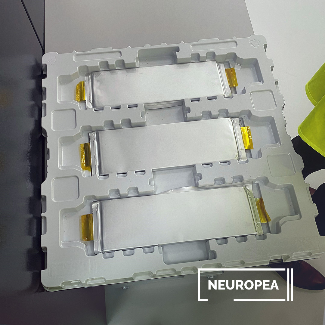 Neuropea's tweet image. Výrobná linka InoBat batérie už smeruje z Číny do Voderadov! Batérie InoBat majú už svoju 4. generáciu, sú úspešne otestované a vyrábané v zahraničí! V R&amp;amp;D vo Voderadoch finišuje rekonštrukcia, pričom office a laboratória sú na ploche až 1000 m² oficiálne DONE! #InoBat #NEUROPEA