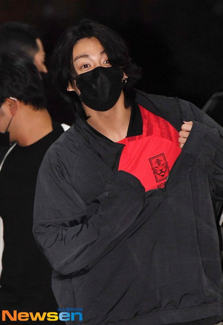 argentina_ce's tweet photo. Armyy📣📣 #jungkook LLEGÓ A COREA! Luego de su presentación en la apertura del Mundial FIFA en Qatar!🙌⚽💜✨🥰
Al llegar mostró su camiseta de la selección de Corea que tenía debajo de su ropa😃👇

@BTS_twt #bts #BTSARMY #JUNGKOOKxFIFA  #JungkookAtFIFAWorldCup #Dreamers2022 https://t.co/O06USqVcjH