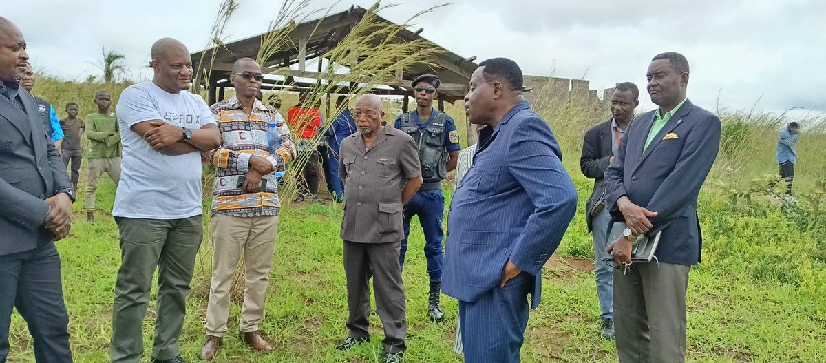 #RKLKenge Accompagné du Député National Tharcisse MATADI WAMBA, le Gouverneur de la Province du Kwango, Jean-Marie PETIPETI, a guidé l'équipe de la SNEL pour le repérage du site devant abriter la centrale photovoltaïque à Kenge.