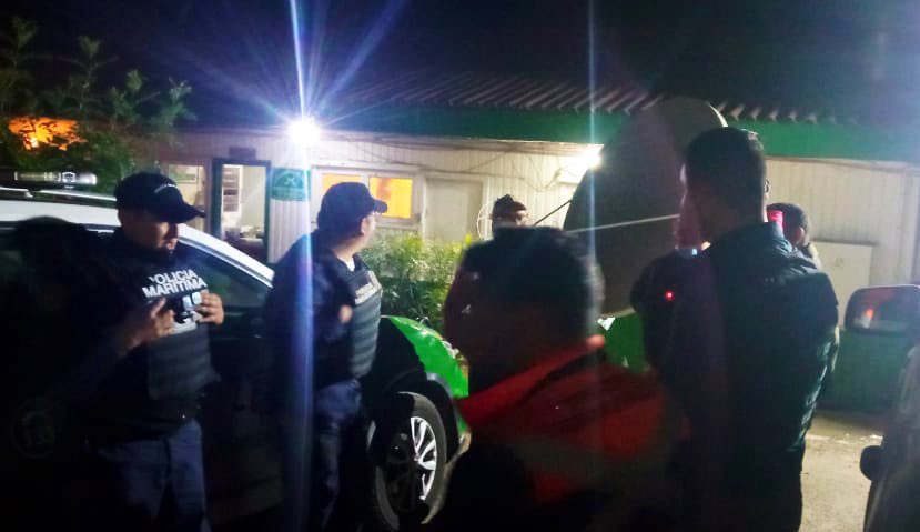 Cp_Quintero's tweet photo. Amplio operativo nocturno se llevó a cabo anoche en #Horcon ante denuncia por fiesta clandestina, por lo que junto a @CarabValparaiso @PuchuncaviMuni y la #AutoridadMarítima se fiscalizó el sector realizando controles de identidad. https://t.co/NWqhPlwI3p