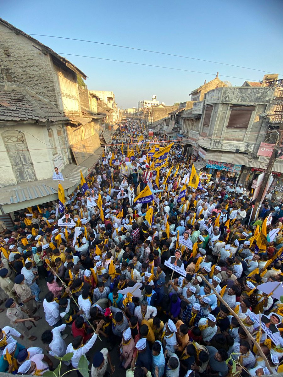 अमरेली के इस रोड-शो में इकठ्ठा हुए लोग भी सिर्फ़ एक ही बात बोल रहे हैं- गुजरात को अब बदलाव चाहिए। :- <a href="/ArvindKejriwal/">Arvind Kejriwal</a>