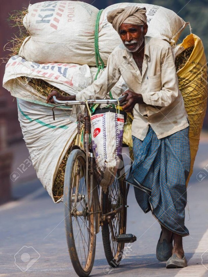 तुम्हे सिर्फ ठेला दिखता है सड़क पर साहब हकीकत मे वो अपना पूरा घर खींचता है!!