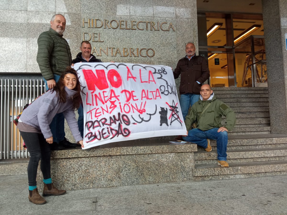 Nos hemos reunido con @EnergiaEDP y los vecinos seguimos diciendo NO al tendido que atravesará el #ParqueNaturasLasUbiñasLaMesa

No es necesario y el impacto será enorme. Ya que la empresa no desiste, seguimos pidiendo al <a href="/GobAsturias/">Principado de Asturias</a> <a href="/QuiqueSmra/">Enrique Fernández</a> que no autorice el proyecto final