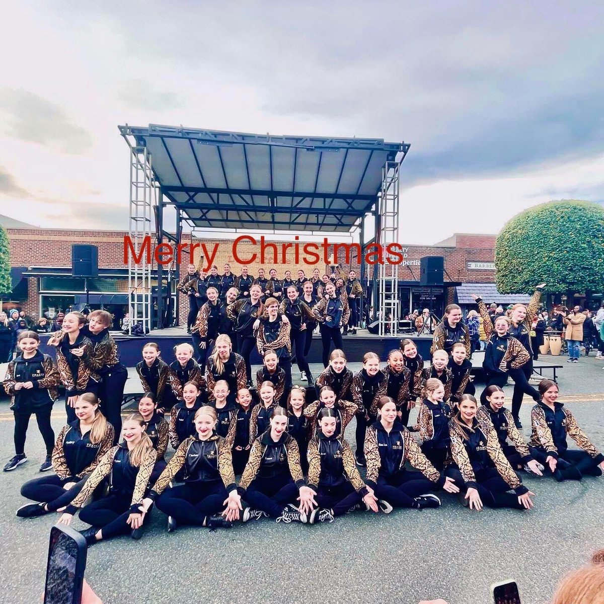 wyzkyd3's tweet photo. Tree Lighting fun for all ages! Proud of ALL my girls … love them all and am so grateful for this dance family. #7DanceCentre #SweetP https://t.co/pXqSWUGOiP