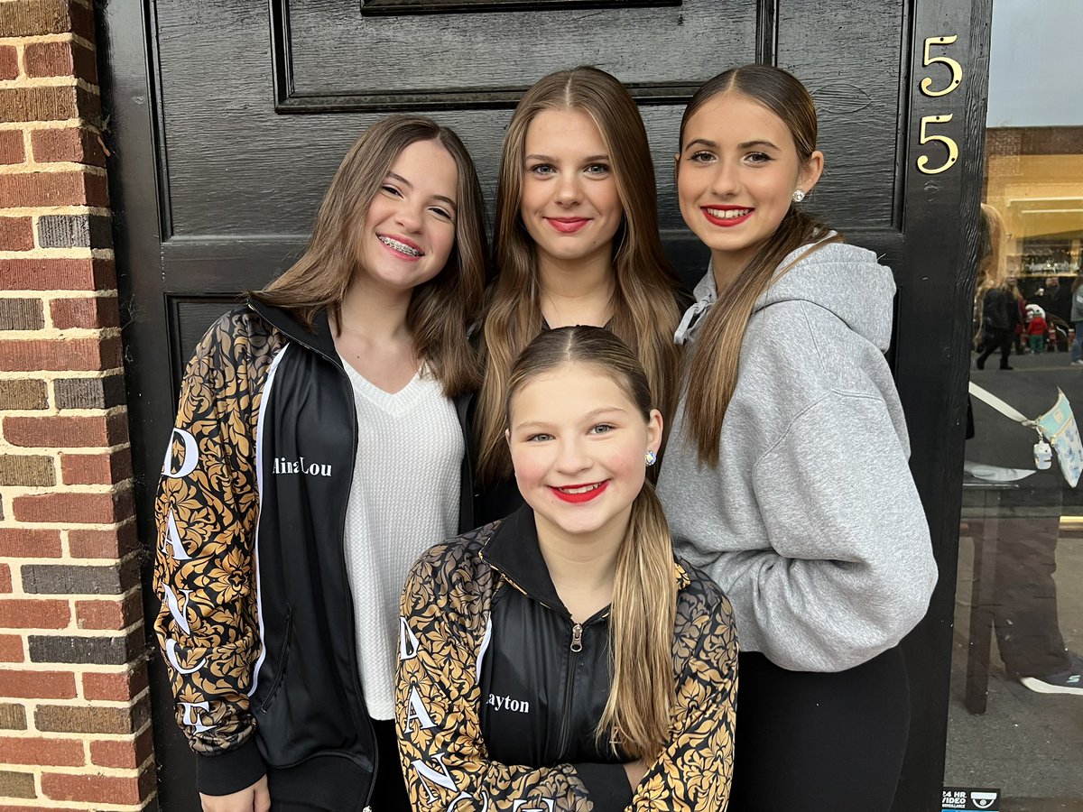 wyzkyd3's tweet photo. Tree Lighting fun for all ages! Proud of ALL my girls … love them all and am so grateful for this dance family. #7DanceCentre #SweetP https://t.co/pXqSWUGOiP