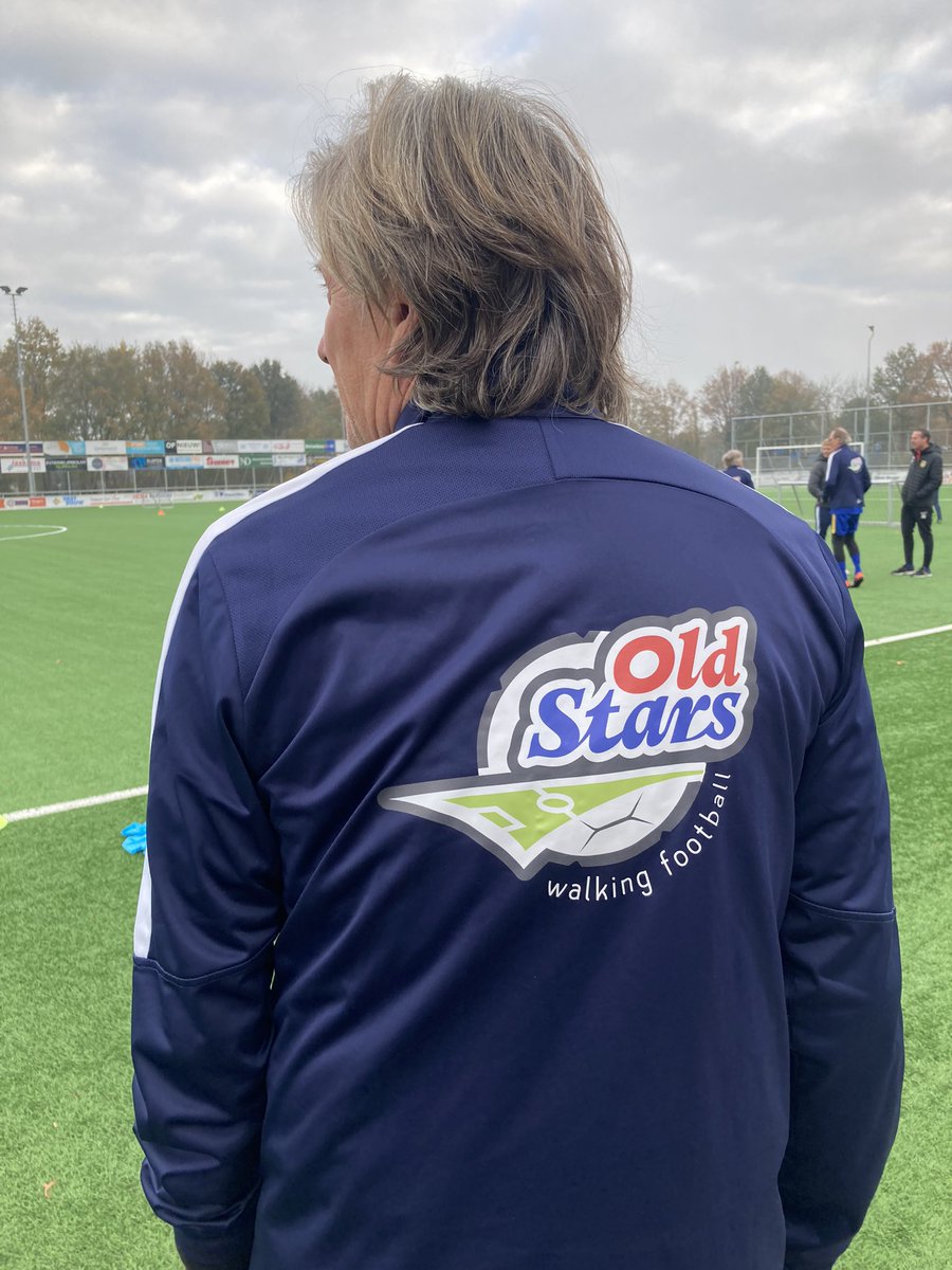 CarolinedePee's tweet photo. Vanochtend de aftrap mogen geven van het Old Stars (60+) voetbal bij @fcburgum Prachtig initiatief! Gezond, gezellig en zorgt voor verbinding! https://t.co/evmcrdSC1c