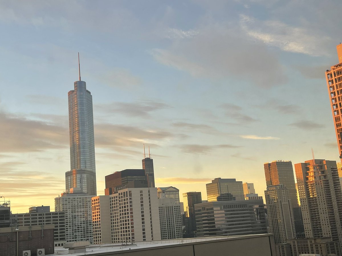 metracation's tweet photo. #chicago @ChooseChicago @chicago @HiltonHotels @MagMile2 @barstoolchicago https://t.co/veWmvscv1q