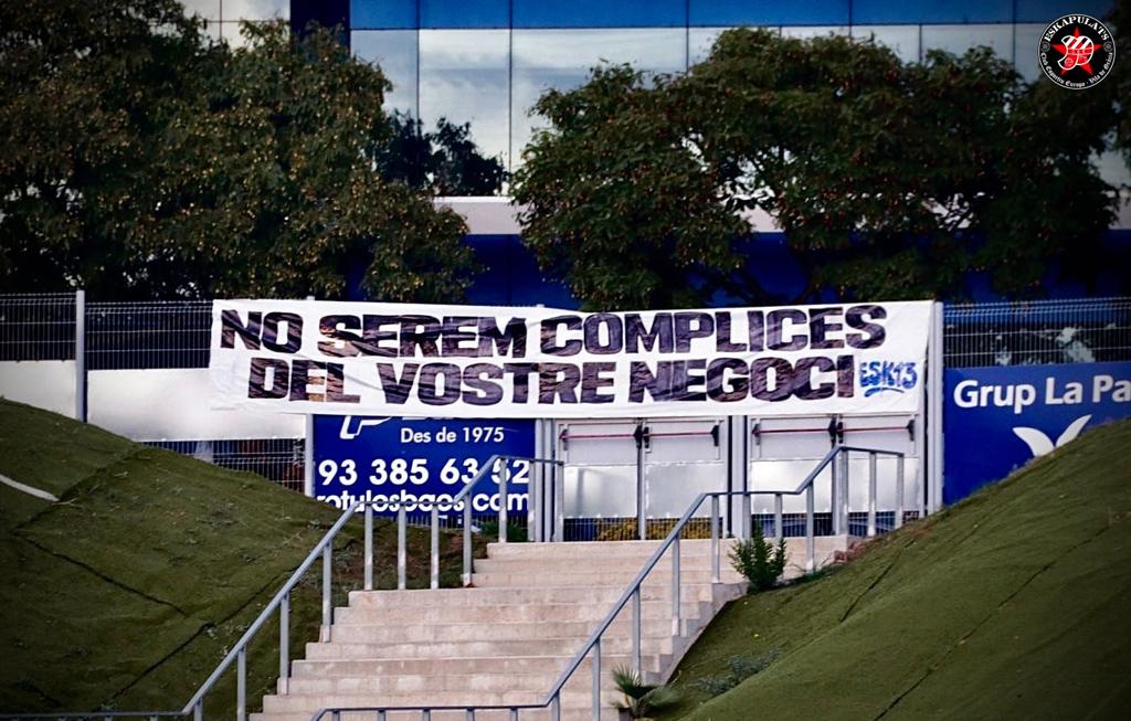 Eskapulats's tweet photo. NO SEREM COMPLICES DEL VOSTRE NEGOCI!

Eskapulats sempre defensarem el futbol popular. Contra els preus que alguns clubs volen fer pagar, a Badalona vam fer costat a l’equip des de fora l’estadi.

Toca tornar al camí de la victòria i no hi ha millor partit per fer-ho que el derbi https://t.co/GT0uHZKrAK