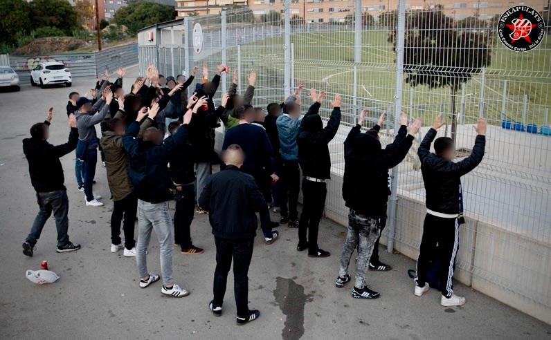 Eskapulats's tweet photo. NO SEREM COMPLICES DEL VOSTRE NEGOCI!

Eskapulats sempre defensarem el futbol popular. Contra els preus que alguns clubs volen fer pagar, a Badalona vam fer costat a l’equip des de fora l’estadi.

Toca tornar al camí de la victòria i no hi ha millor partit per fer-ho que el derbi https://t.co/GT0uHZKrAK