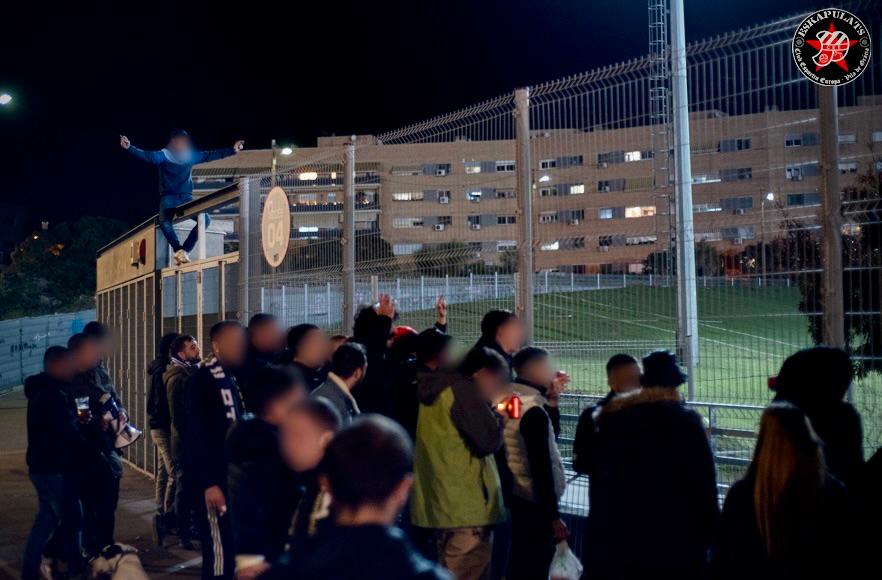 Eskapulats's tweet photo. NO SEREM COMPLICES DEL VOSTRE NEGOCI!

Eskapulats sempre defensarem el futbol popular. Contra els preus que alguns clubs volen fer pagar, a Badalona vam fer costat a l’equip des de fora l’estadi.

Toca tornar al camí de la victòria i no hi ha millor partit per fer-ho que el derbi https://t.co/GT0uHZKrAK