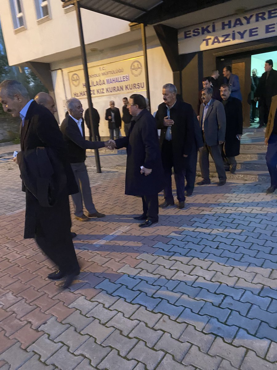 EAsireti's tweet photo. Aşiret reisimiz M Salih Õzbek #Tuşba ilçesinde #GRAVYAN Aşireti #TANGUT ailesine taziye ziyaretinde bulundu. Merhumiye’yi Allah rahmet eylesin mekanı cennet olsun inşallah https://t.co/hRk6XngxKh