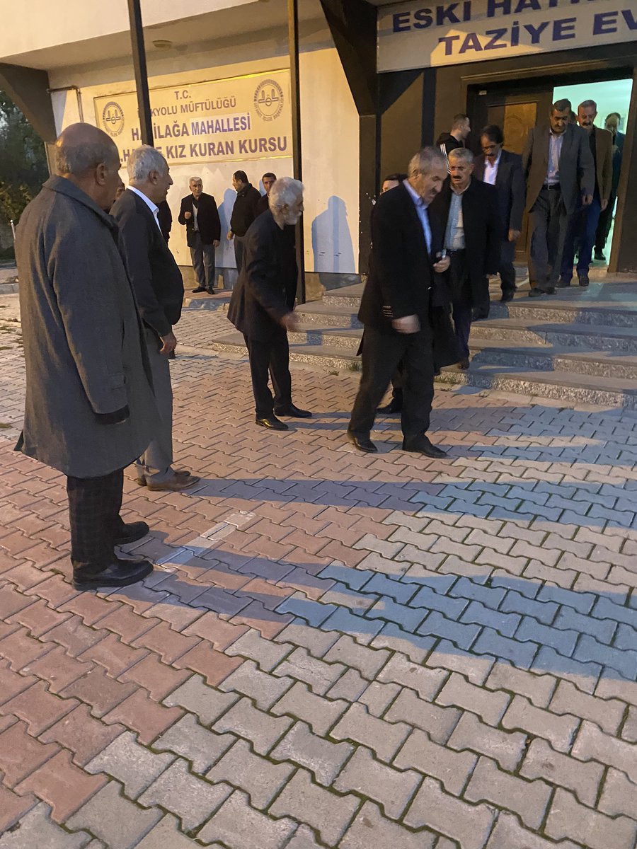 EAsireti's tweet photo. Aşiret reisimiz M Salih Õzbek #Tuşba ilçesinde #GRAVYAN Aşireti #TANGUT ailesine taziye ziyaretinde bulundu. Merhumiye’yi Allah rahmet eylesin mekanı cennet olsun inşallah https://t.co/hRk6XngxKh