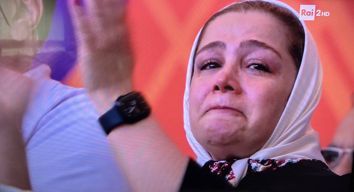 AndreaPecchia1's tweet photo. I giocatori iraniani che non cantano l'inno e la tifosa in lacrime in tribuna che applaude. Abbiamo già il momento simbolo dei #Mondiali 

#Mondiali2022 #FIFAWorldCup #Qatar2022 #InghilterraIran #ENGIRN #Eng #Irn https://t.co/nXiQp1PnJ3