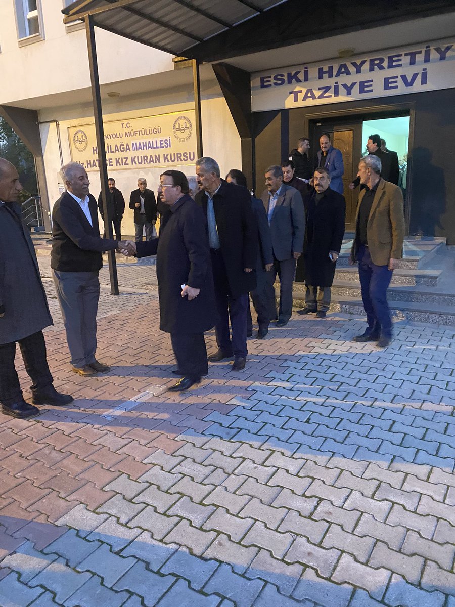 EAsireti's tweet photo. Aşiret reisimiz M Salih Õzbek #Tuşba ilçesinde #GRAVYAN Aşireti #TANGUT ailesine taziye ziyaretinde bulundu. Merhumiye’yi Allah rahmet eylesin mekanı cennet olsun inşallah https://t.co/hRk6XngxKh