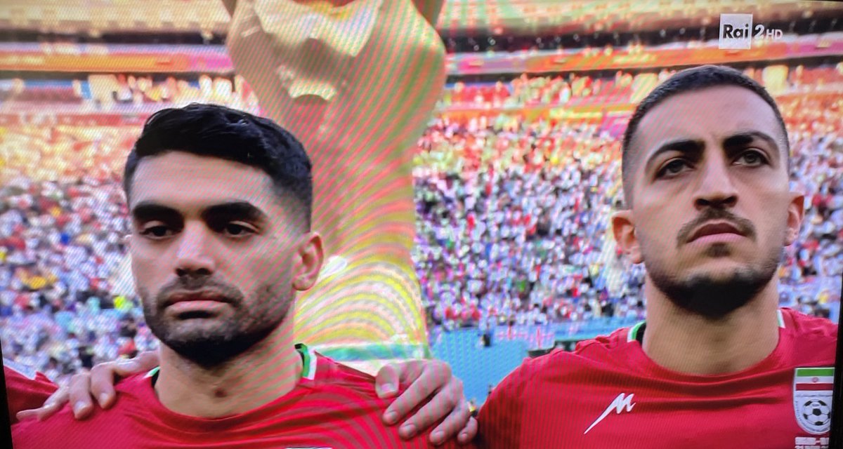 AndreaPecchia1's tweet photo. I giocatori iraniani che non cantano l'inno e la tifosa in lacrime in tribuna che applaude. Abbiamo già il momento simbolo dei #Mondiali 

#Mondiali2022 #FIFAWorldCup #Qatar2022 #InghilterraIran #ENGIRN #Eng #Irn https://t.co/nXiQp1PnJ3