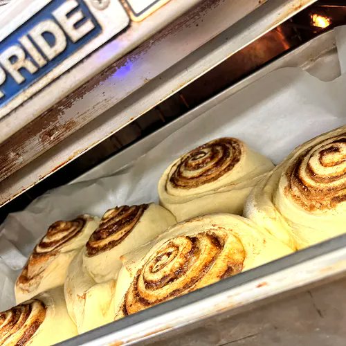 ClaraBsKitchen's tweet photo. Our favorite cinnamon rolls 😍 … made with love and lots of butter ! 
 #smallbusiness #supportlocal #bellevillelocal #metroeastfoodtruck #stlfoodtrucks #stlfood #bellevillelocal #bellevilleillinois https://t.co/t4bfBul8jx
