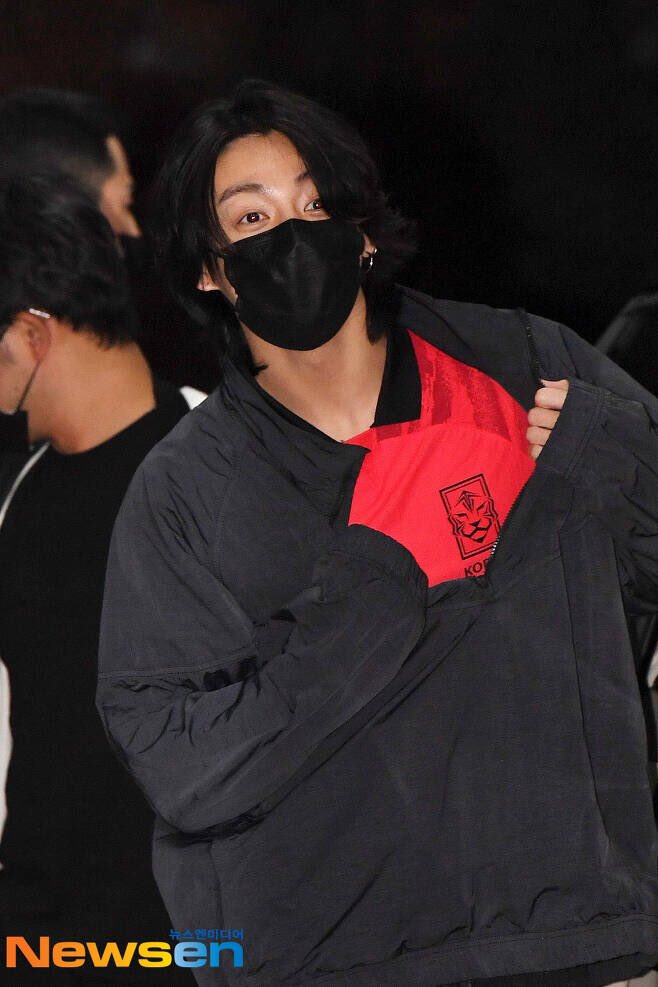 sitluvvmii's tweet photo. JEON JUNGKOOK FIFAS
AÚN NO SUPERÓ SU PERFECTA PRESENTACIÓN, ES TAN LINDO MOSTRANDO SU CAMISETA Y SIMULANDO PATEAR UN BALÓN 

WELCOME BACK JUNGKOOK 
WELCOME HOME JUNGKOOK 
JUNGKOOK MAKING HISTORY 
#JUNGKOOKxFIFA #JUNGKOOK #DreamersbyJungkook  #JungkookAtFIFAWorldCup https://t.co/NEP0Iz2GhQ