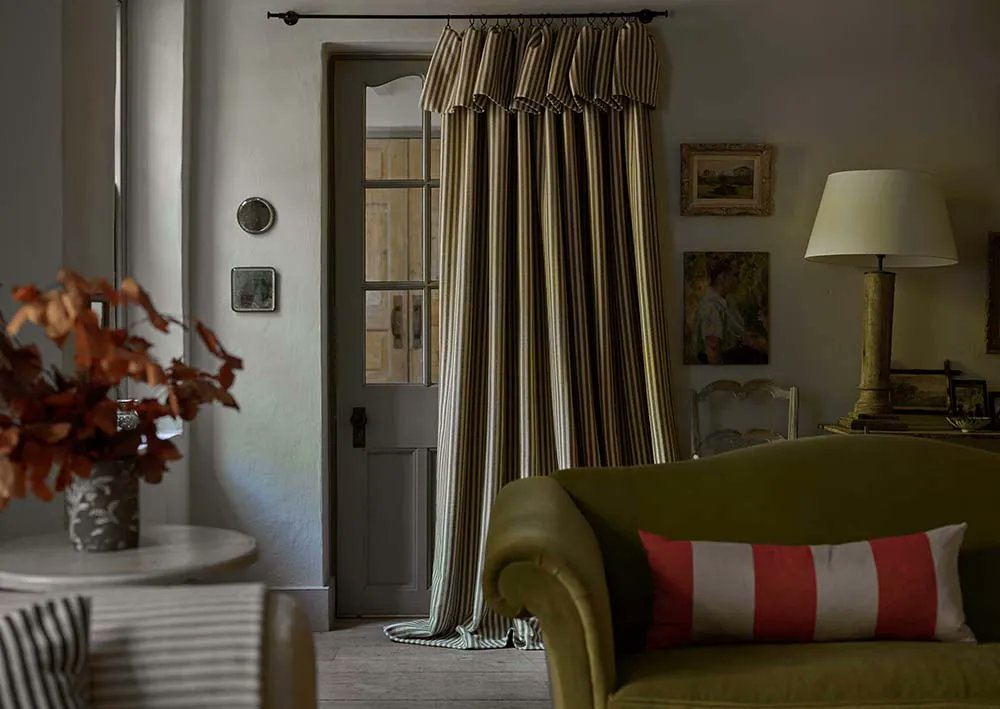 EnglishHomeTeam's tweet photo. Paint, flooring and furniture are often front of mind when decorating living rooms. However, curtains can be the final flourish that elevates and pulls together an interior.  

https://t.co/WOnhmGRwsT https://t.co/0KhGMMkZTE