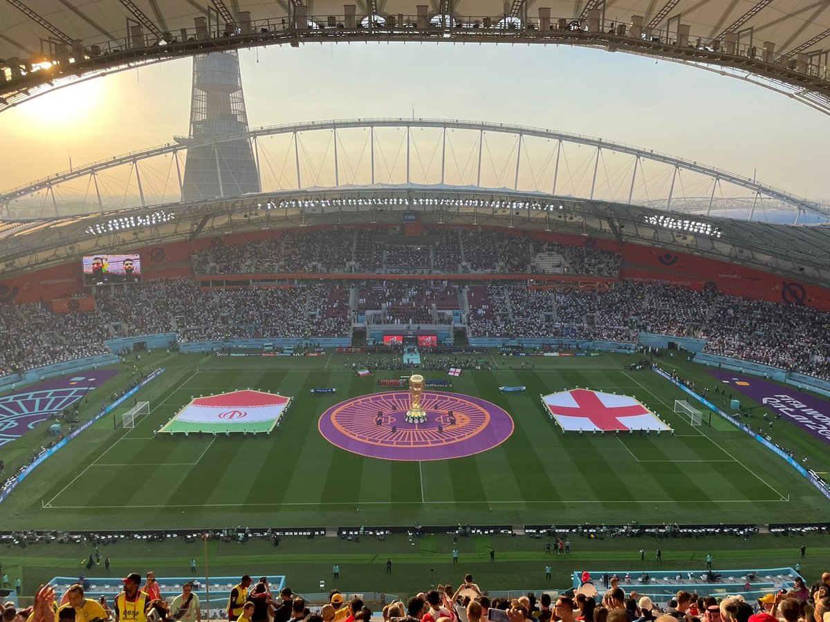 Harry Kane sin el brazalete LGBTIQ+
Irán no canta el himno
Los ingleses se arrodillan.

Los 5 minutos más políticos de los Mundiales.