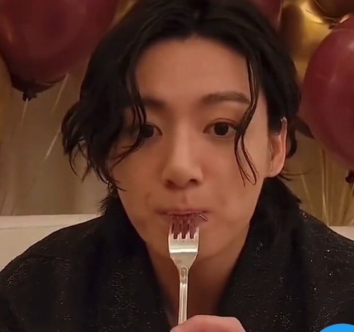 d20162023's tweet photo. @jeonboops Jk: didn't like.                 Jk: liking the    cake.                                 Cake https://t.co/Iou5DCvwfN