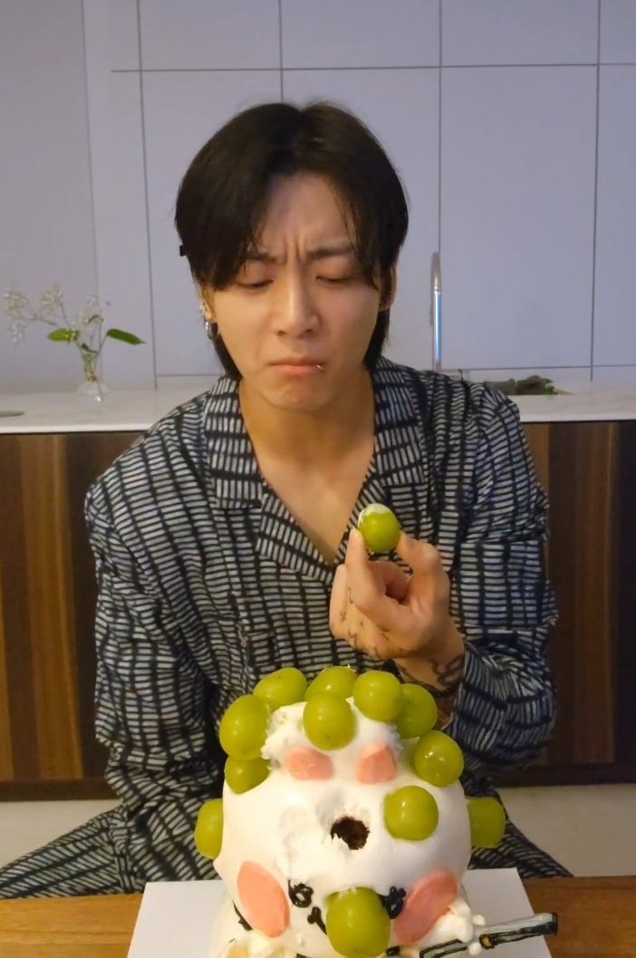 d20162023's tweet photo. @jeonboops Jk: didn't like.                 Jk: liking the    cake.                                 Cake https://t.co/Iou5DCvwfN