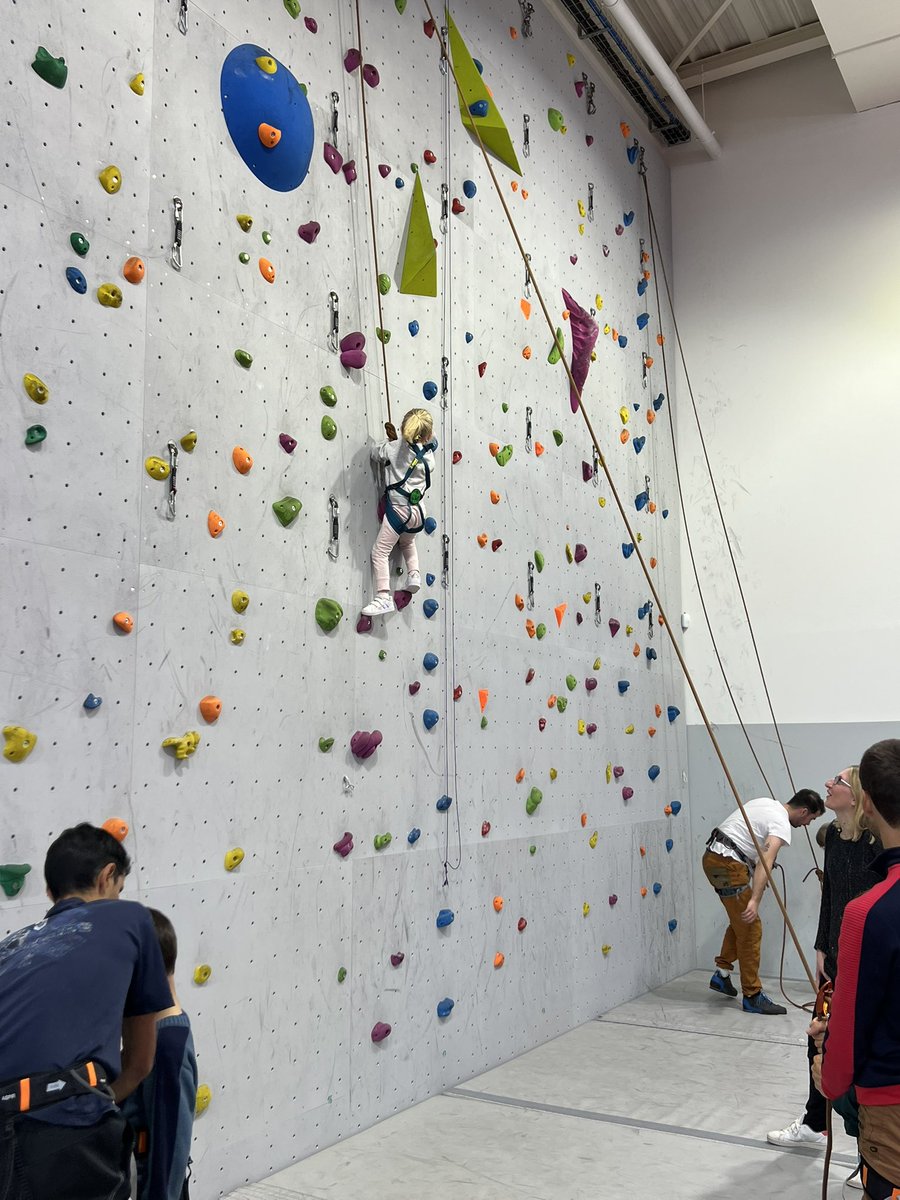 JulienSeres's tweet photo. @PhilippeSceaux @Ville_de_Sceaux @Scx_Flo @francisbrunell1 @chantbrault @fguerman Super moment ! Merci beaucoup. L’escalade a été très appréciée des jeunes enfants. Serait il possible d’avoir un moniteur qui puisse donner des cours au moins de 14 ans ? https://t.co/OIju7Evgte