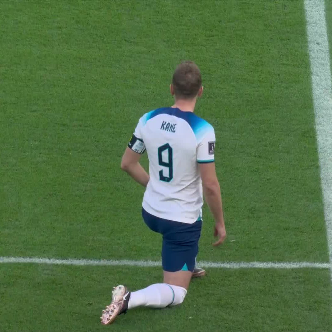 choquei's tweet photo. 🚨AGORA: Antes do jogo começar, jogadores ingleses se ajoelharam em forma de protesto contra o desrespeito aos direitos humanos no Catar. https://t.co/yV8Yo6zMCs