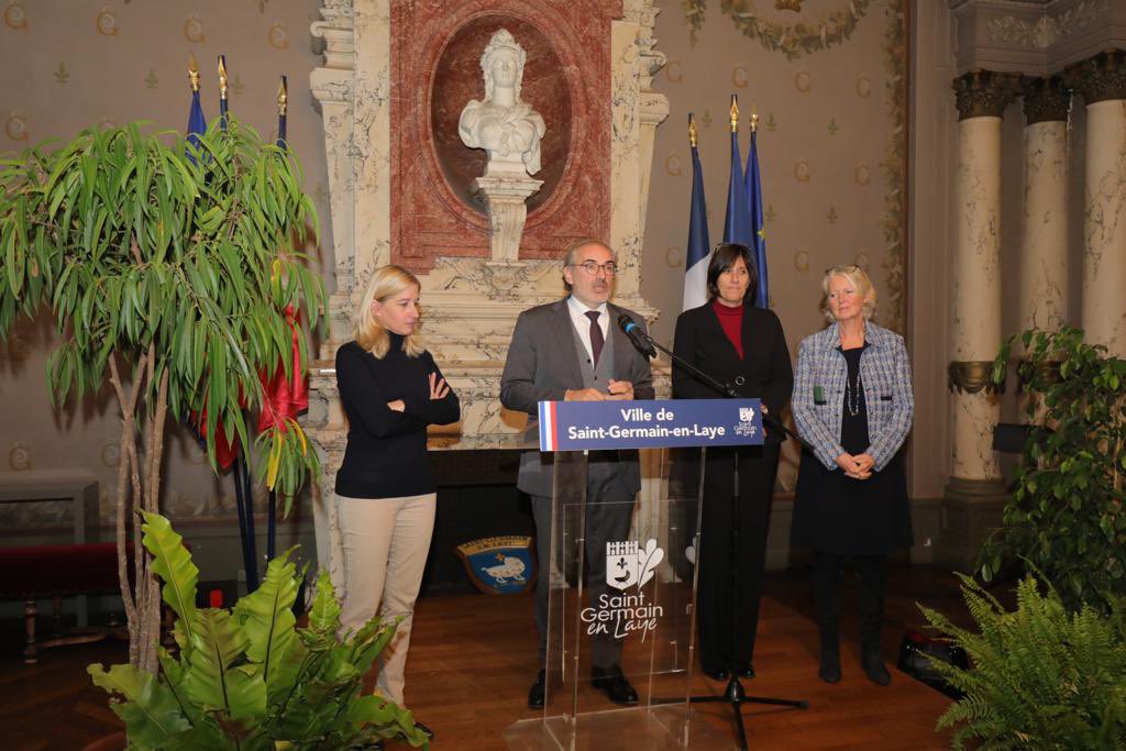Arnaud_Pericard's tweet photo. Très heureux d’accueillir à l’hôtel de ville les proviseurs et principaux des collèges, lycées et établissements d’enseignement supérieur de #SaintGermainenLaye et du #Pecq.
Un moment convivial pour échanger et créer des passerelles entre enseignement secondaire et supérieur. https://t.co/RYdtHHyd6a