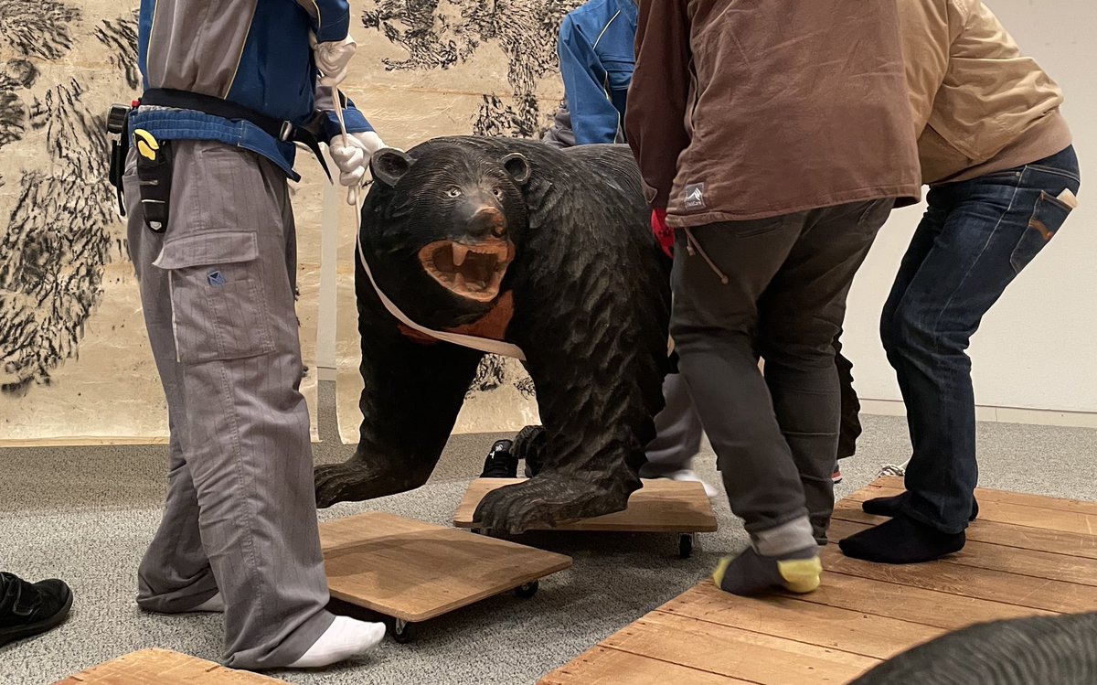 葛巻町で皆で運んだ木彫り熊、今回も多くの方々の手を借りて運ばれています。
26日から始まる企画展「IMAをうつす7人」（岩手県立美術館）では葛巻町だけでなく、岩手県内や長野県で彫られていた木彫り熊も並びます🐻
ima.or.jp