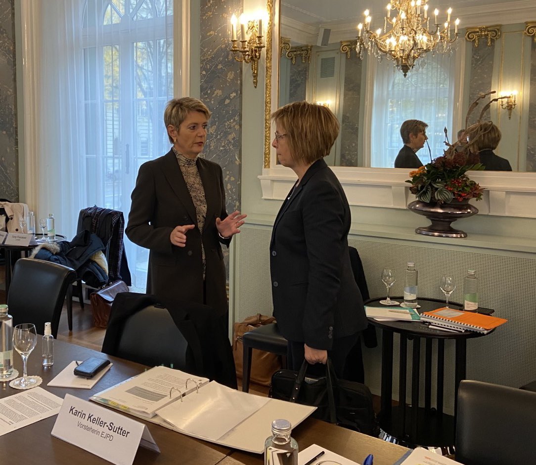 Neben der Revision des #Sexualstrafrechts braucht es weitere Massnahmen zur Bekämpfung #sexuellerGewalt: Um das Vertrauen in die Behörden zu stärken, sollen die Datenlage verbessert, Best Practices identifiziert und die Ausbildung von Behörden intensiviert werden.