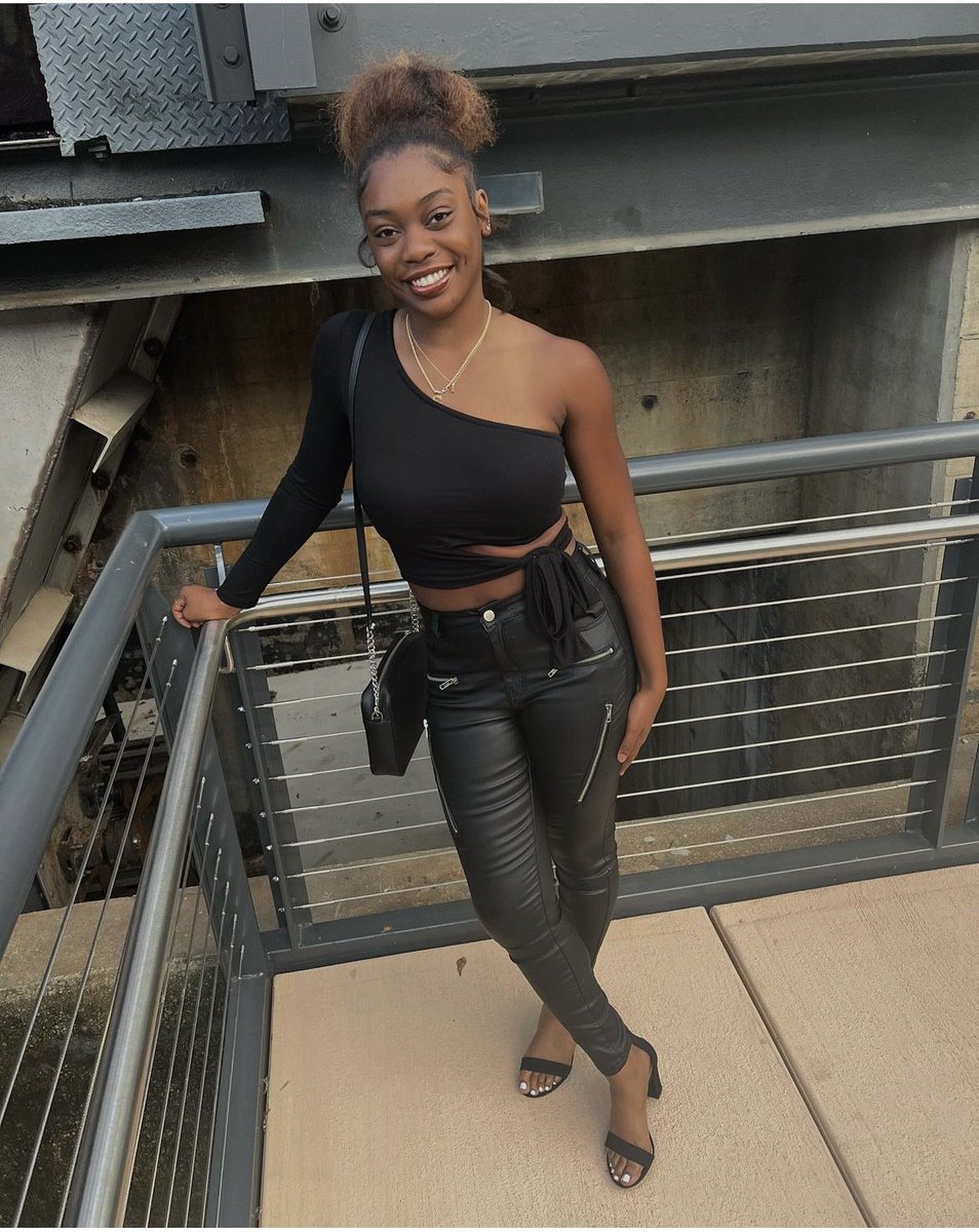 TakeMeeThere's tweet photo. Happy 19th Birthday to my baby Sydney!🎉 I love you so much! I thank God for blessing me with you, you truly bring me Joy! 😘@dsharpe_ontime https://t.co/sUDdoOp0nF