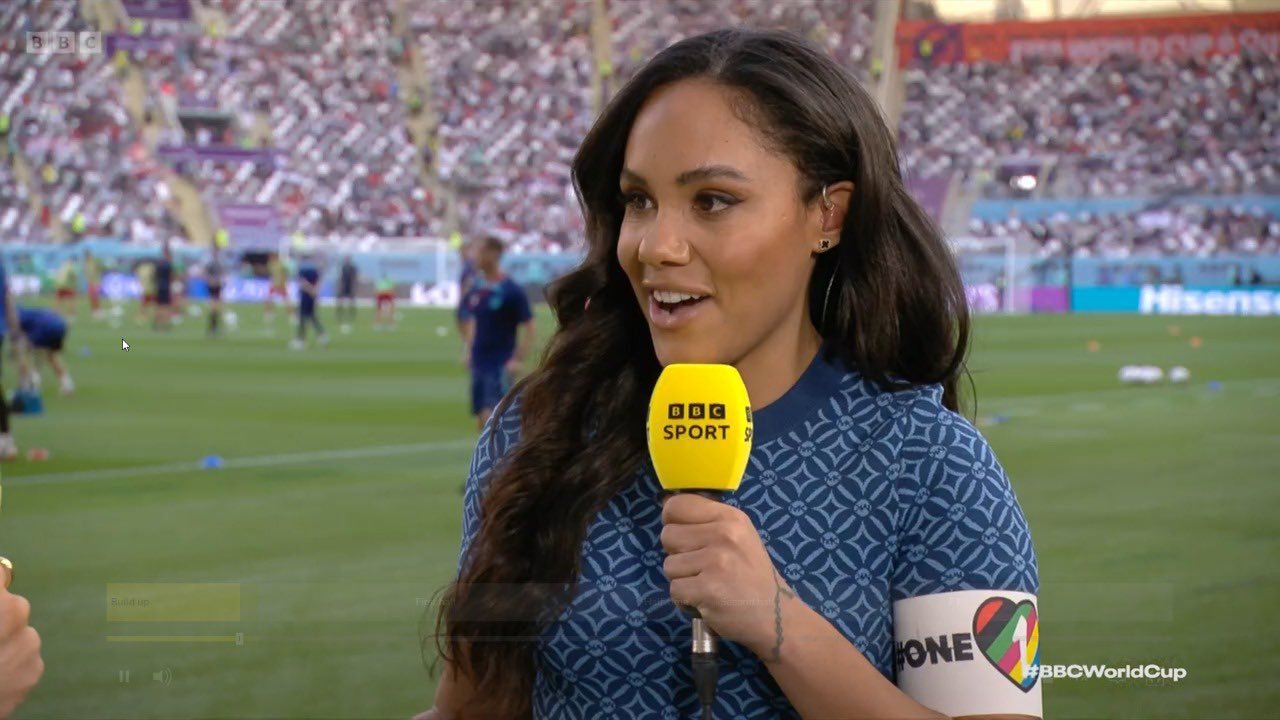 Eixo Pol&iacute;tico on Twitter: "???????? Alex Scott, ex-jogadora da sele&ccedil;&atilde;o inglesa  e atual comentarista da BBC, ignora decis&atilde;o da FIFA e usa bra&ccedil;adeira em  apoio &agrave; comunidade LGBTQIA+ dentro de est&aacute;dio da