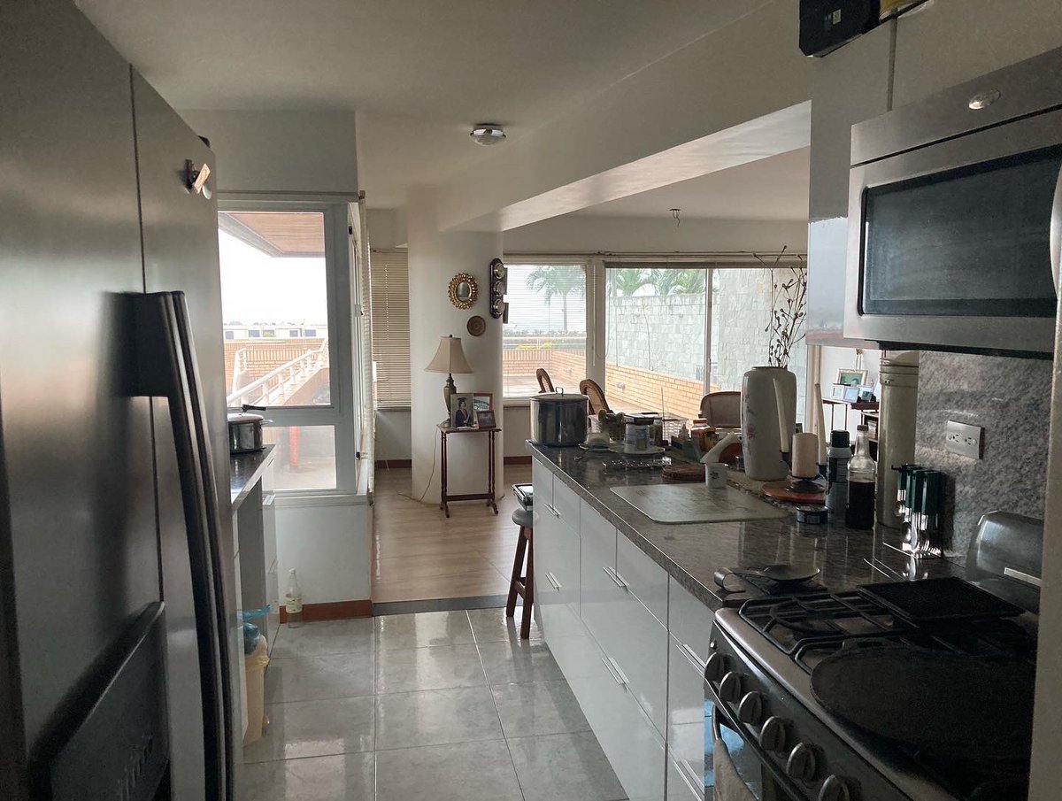 vendoenoriente1's tweet photo. En venta Apartamento en el Conj.  Res. Buganvillas, es de 87 M2, 3H, 2B, 1PE. Excelente ubicación, cercano a Panaderías y Centros Comerciales. Esta en la Avenida Cajigal, Sector Las Palmeras, #lecheria , Estado Anzoátegui. https://t.co/i1h52fCe5L