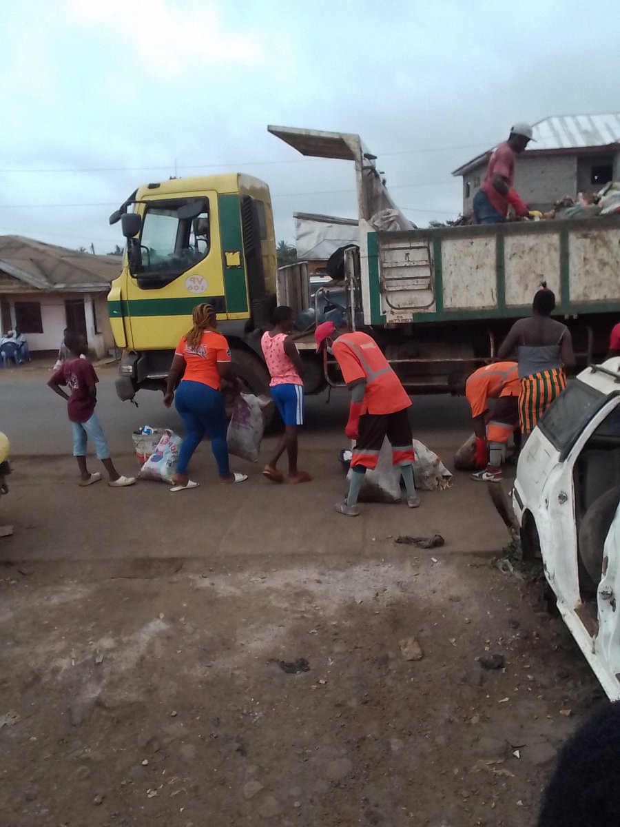bate_godwill's tweet photo. Waste Collection resumes fully within Bolifamba community. Together let's promote #CleanCities free of #Uncontrolledwastedisposal. https://t.co/SJm9HRp0wz