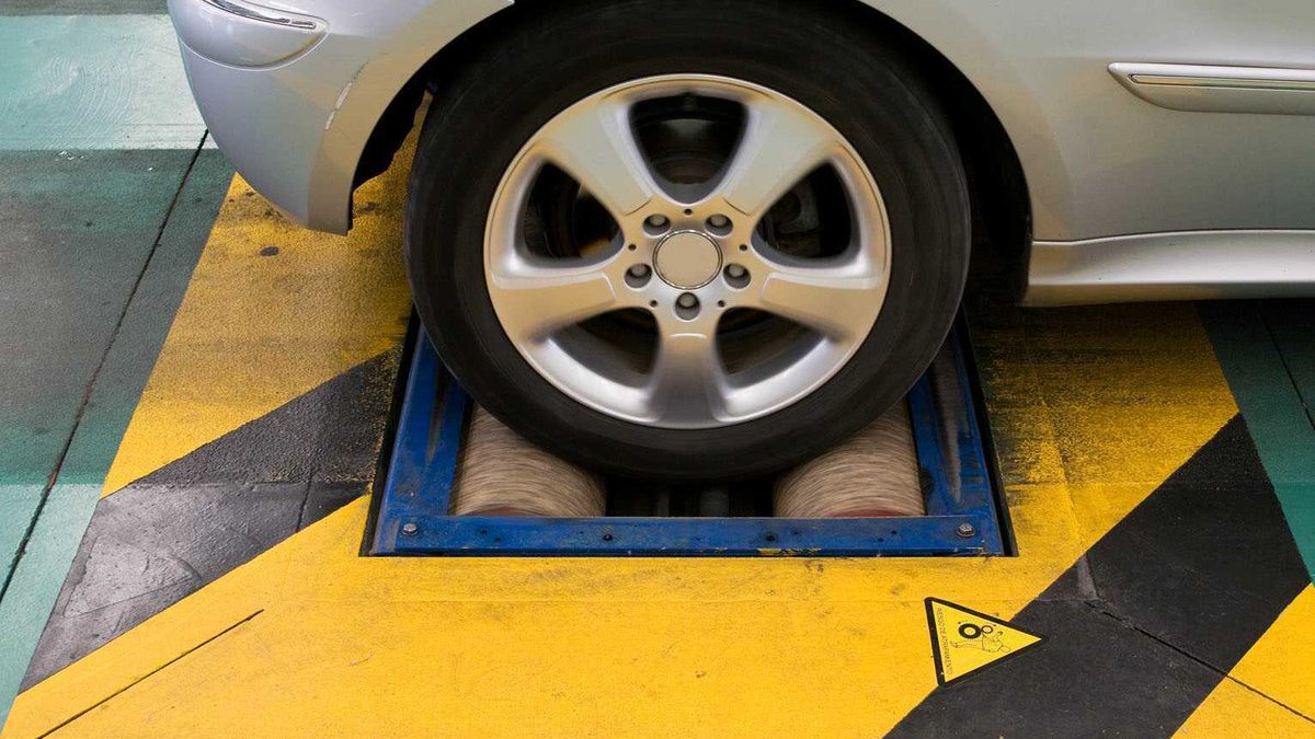 Veiasa's tweet photo. #VeiTip Si tienes indicios de que los frenos de tu vehículo no funcionan correctamente, revísalos en un taller profesional👨🔧👩🔧.
Casi el 1⃣2⃣% de los coches🚗o camiones🚛que no superan la #ITV lo hacen por fallos en el sistema de frenado.
#SeguridadVial https://t.co/nNZ4JjpNKv