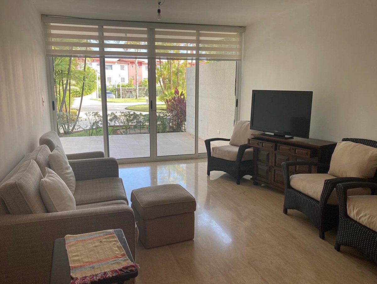 vendoenoriente1's tweet photo. En venta Apto. en #Lechería, Edo. Anzoátegui. Tienen 96 M2, 2H, 2B, 2PE techados, sala, comedor y cocina. El Conjunto cuenta con piscina, áreas verdes, áreas comunes, puestos de visitantes y vigilancia privada. https://t.co/YehiiSxfra