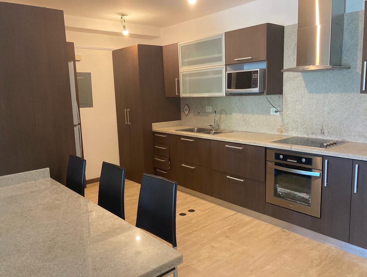 vendoenoriente1's tweet photo. En venta Apto. en #Lechería, Edo. Anzoátegui. Tienen 96 M2, 2H, 2B, 2PE techados, sala, comedor y cocina. El Conjunto cuenta con piscina, áreas verdes, áreas comunes, puestos de visitantes y vigilancia privada. https://t.co/YehiiSxfra